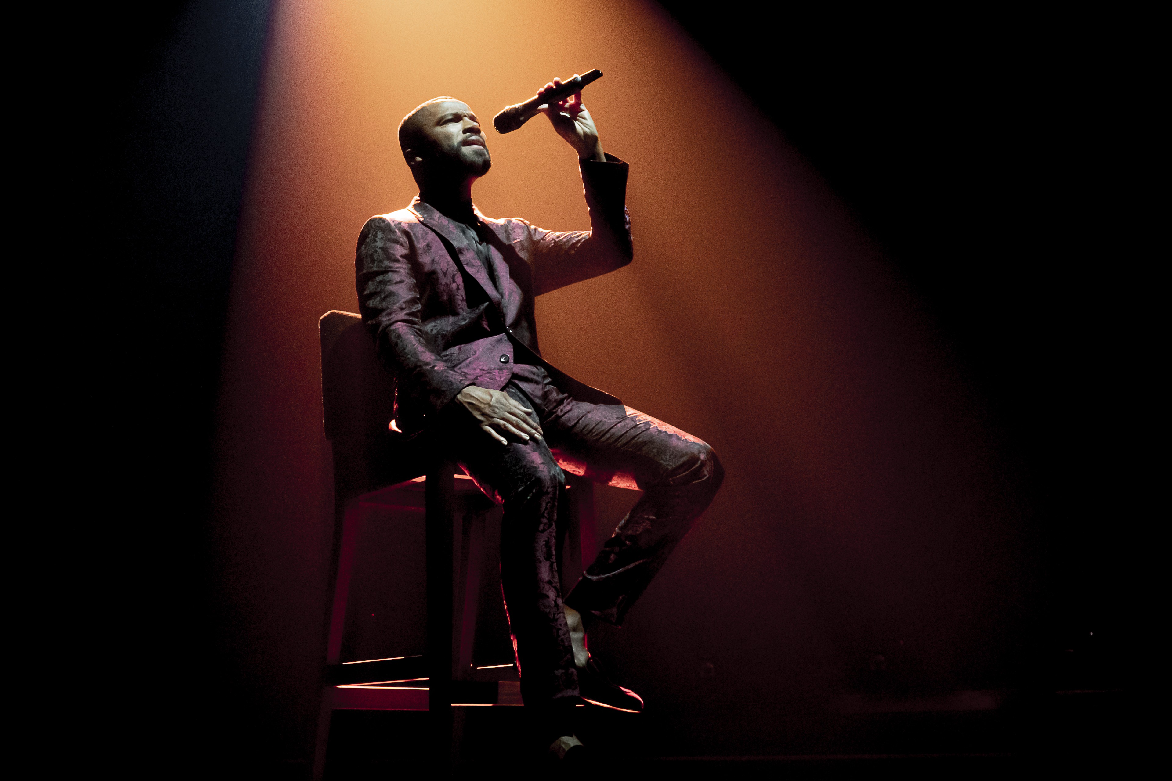 Alexandre Pires canta sucesso de José Augusto em espanhol ao completar o álbum 'Latin lover'