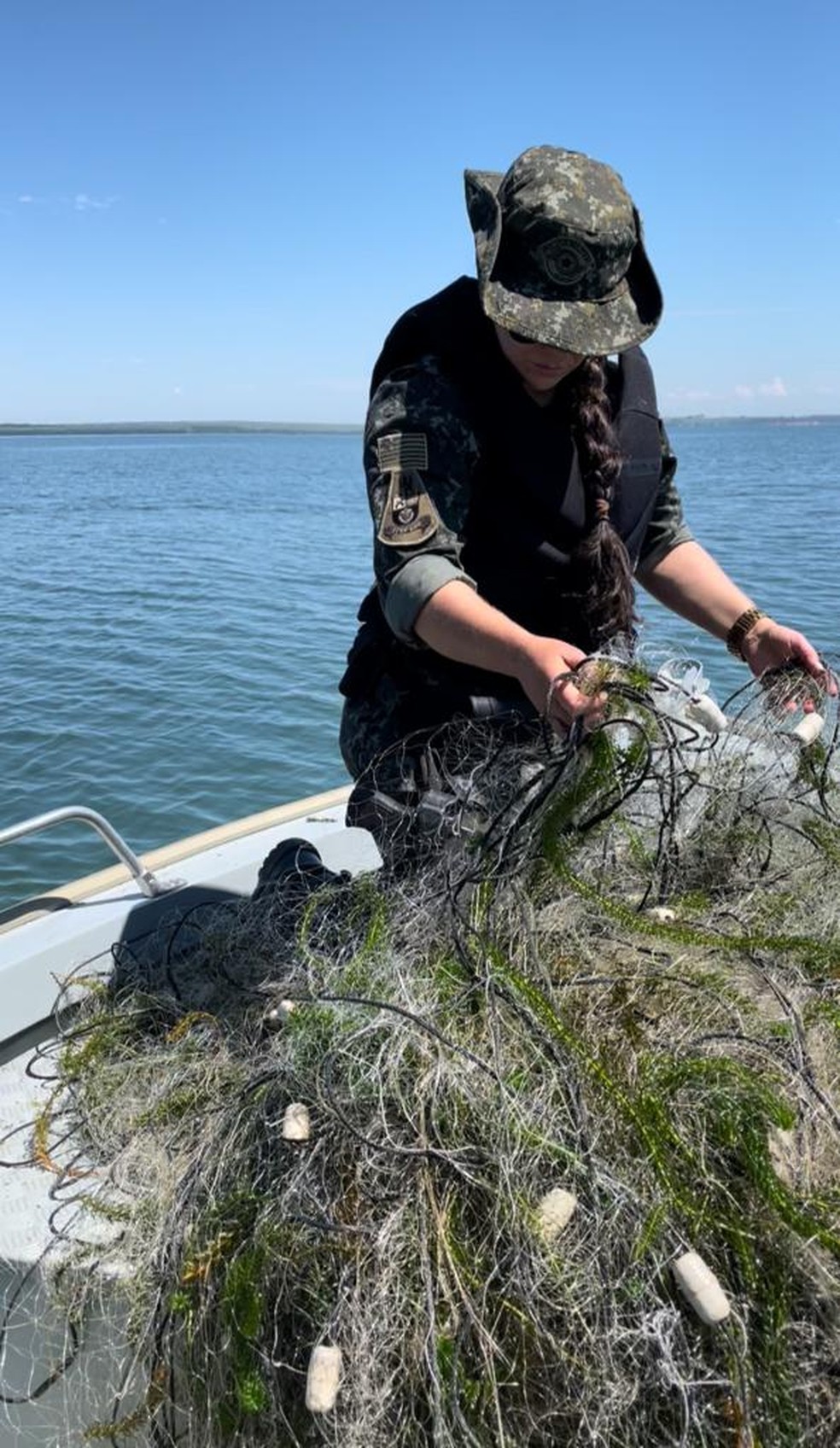Foram apreendidos 900 metros de redes de pesca em Presidente Epitácio (SP) — Foto: Polícia Militar Ambiental