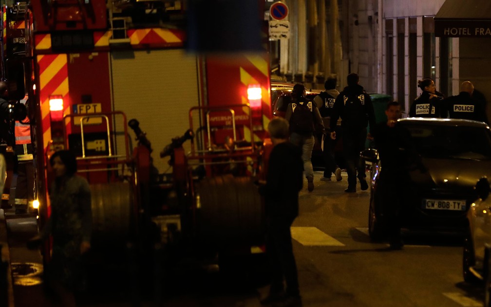 Policiais e bombeiros sÃ£o vistos na regiÃ£o central de Paris apÃ³s um homem atacar pessoas com uma faca e ser morto na noite de sÃ¡bado (12) (Foto: Thomas Samson/AFP)