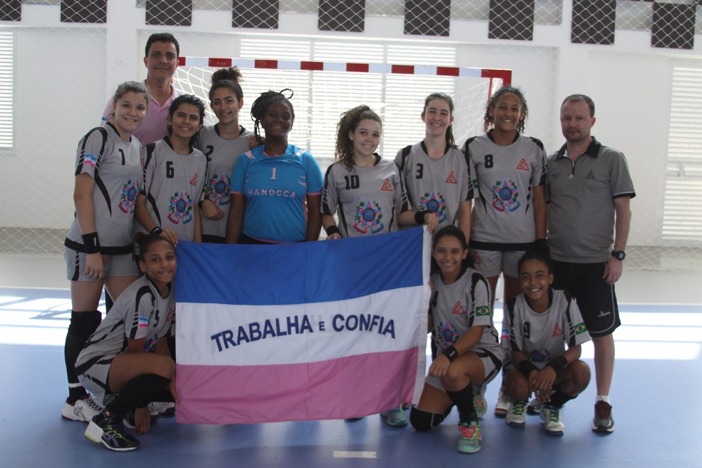 Sara com o time de handebol do Castro Alves nos Jogos Escolares de Curitiba (Foto: Mariana Bolsoni)