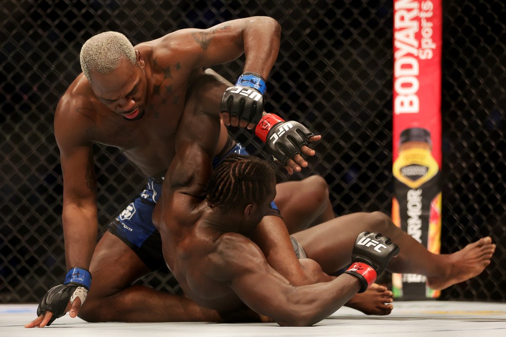 Derek Brunson começou a luta em vantagem sobre Jared Cannonier no UFC 271 — Foto: Getty Images
