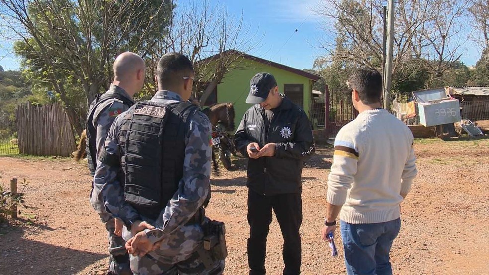 Policiais foram até o local após a ocorrência — Foto: Reprodução/RBS TV