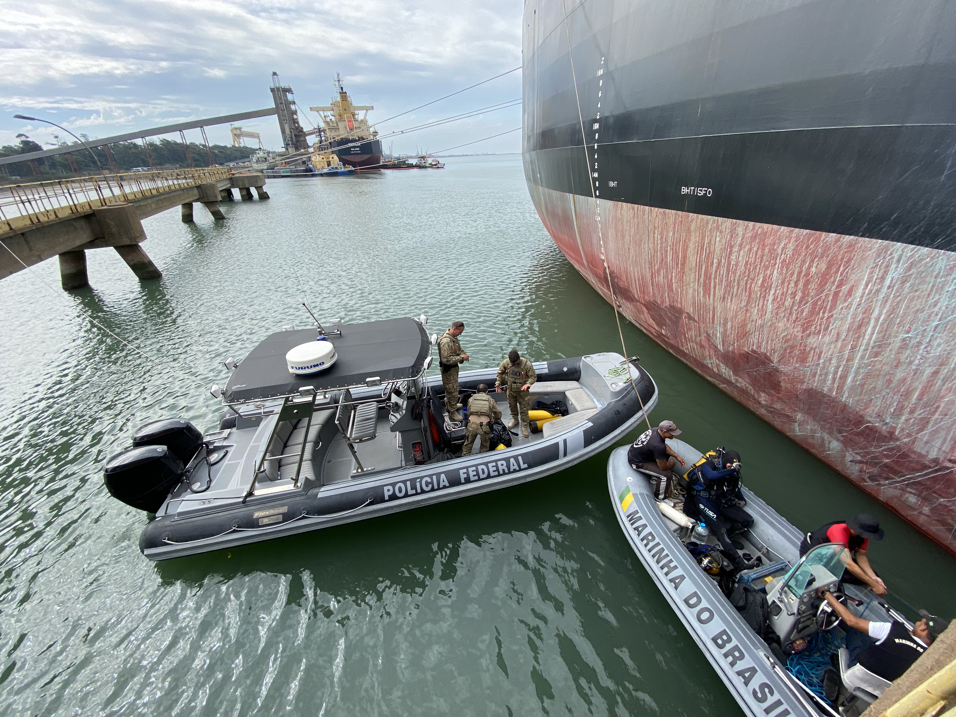 PF apreende mais de 200 kg de cocaína escondida em casco de navio no porto de Rio Grande 