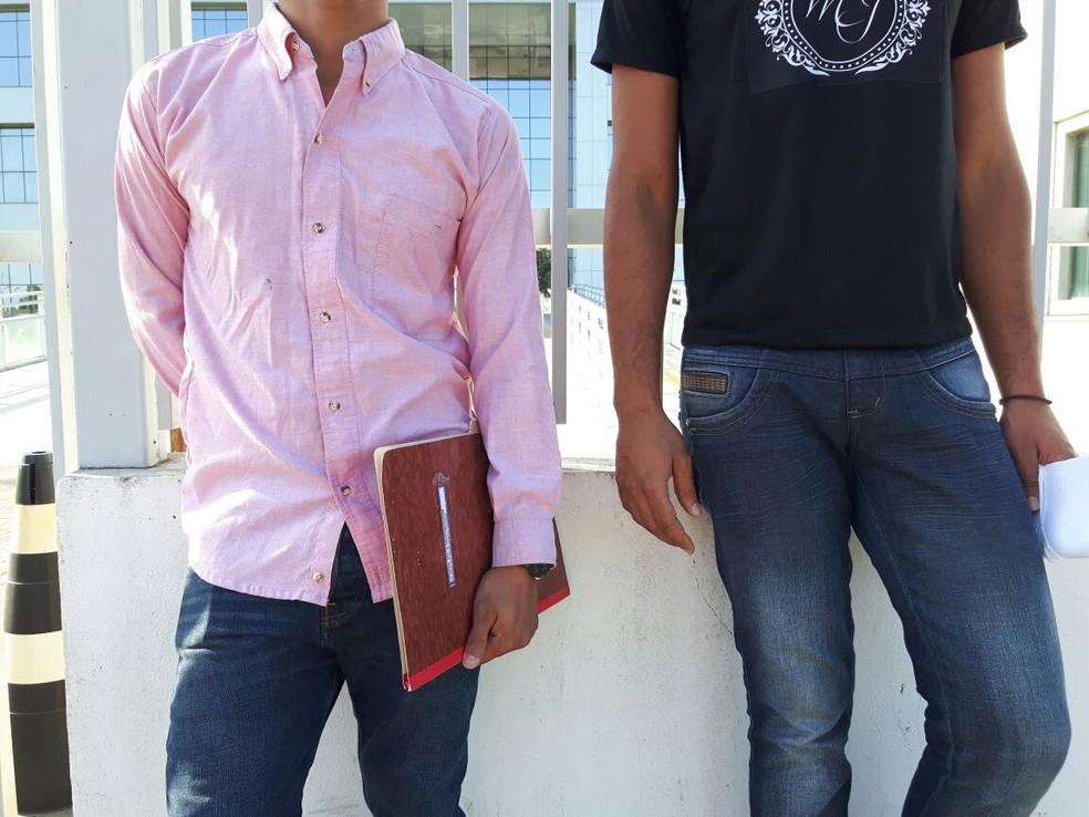 Jovens aguardam para fazer pedido de refúgio e permanecer no Brasil (Foto: Emily Costa/ G1 RR)