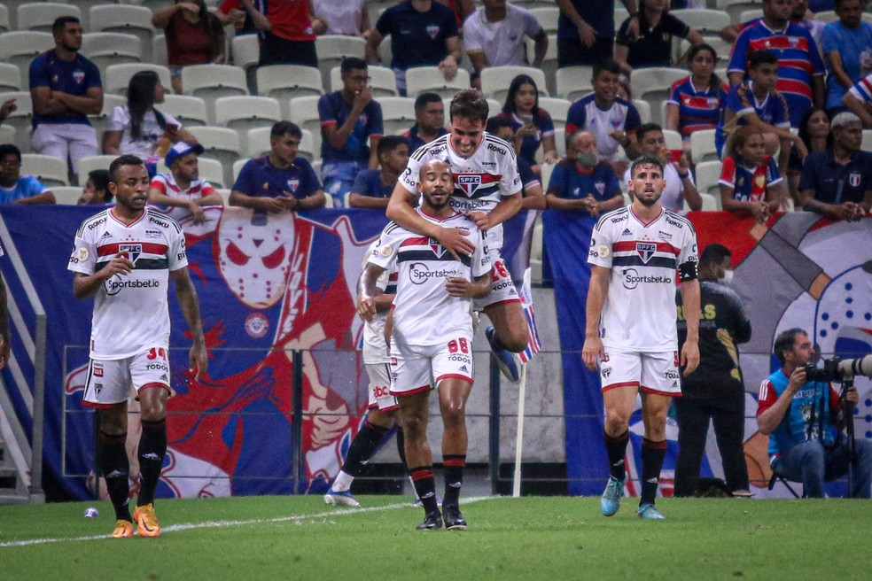 Jogadores do São Paulo comemoram gol de Luciano — Foto: Lucas Emanuel/AGIF