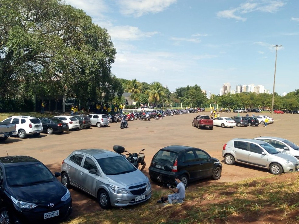 Concentração de veículos para carreata em favor de Bolsonaro, em Campo Grande, na manhã deste domingo (14) — Foto: David Melo/TV Morena