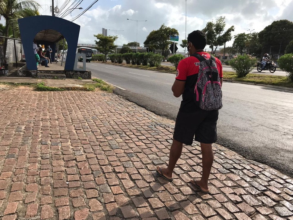 Alison chegando à parada de ônibus na marginal da BR-101, onde pegou o ônibus 52 para o Pirangi, em Natal — Foto: Ayrton Freire/Inter TV Cabugi