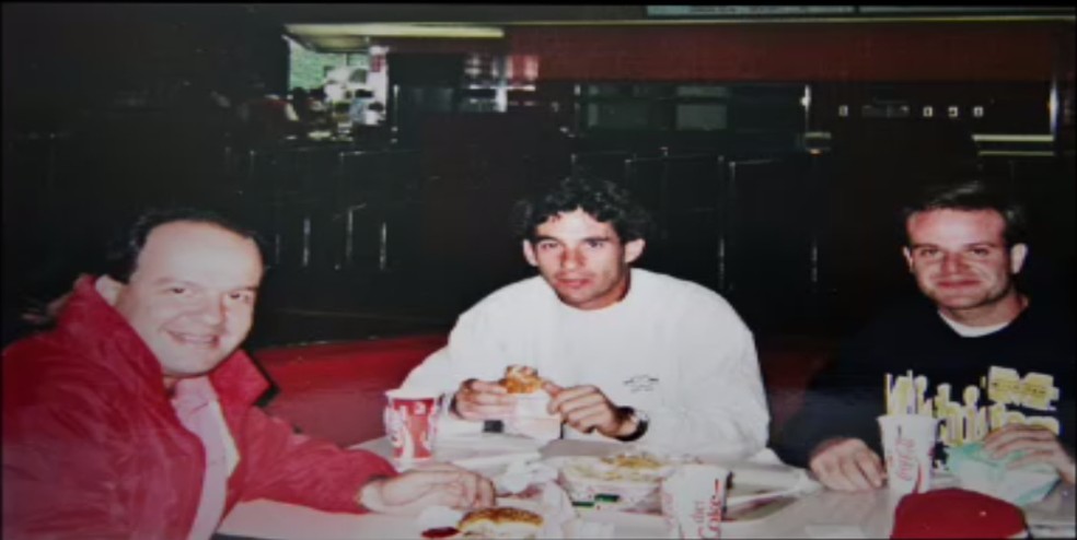 Senna durante jantar com Rubinho e Geraldo Rodrigues — Foto: Reprodução SporTV