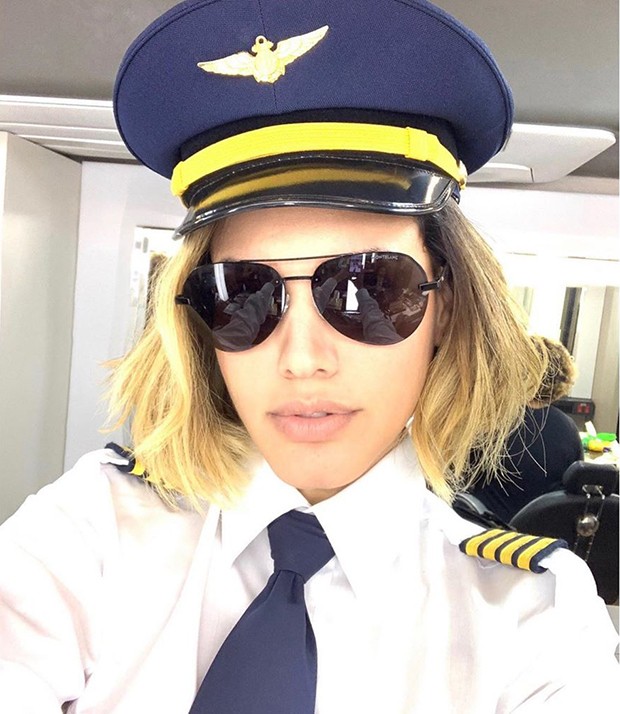 Letícia Lima caracterizada como a piloto de avião Estela (Foto: Reprodução/Instagram)