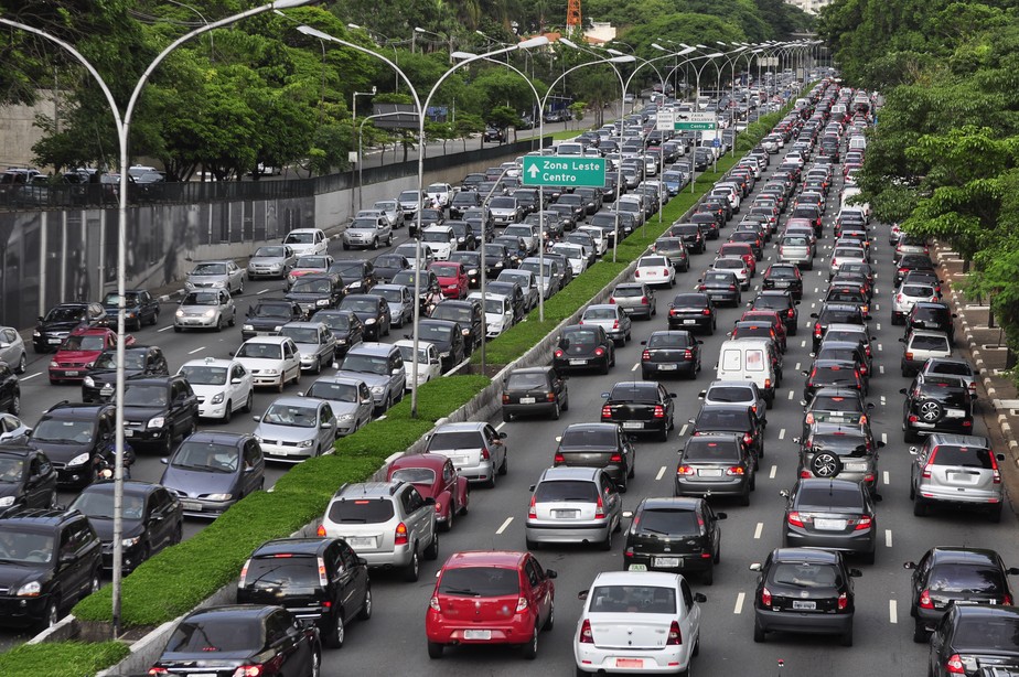 Congestionamento de carros em São Paulo.