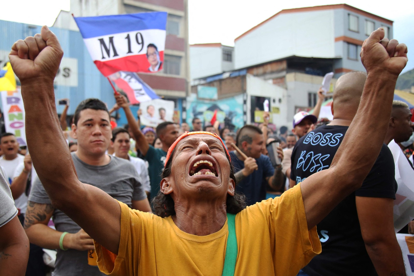Partidários do candidato presidencial de esquerda colombiano Gustavo Petro comemoram após a eleição presidencial em Cali, Colômbia — Foto: Paola MAFLA / AFP