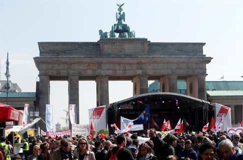 Em Berlim (Alemanha), manifestantes participam de marcha convocada pelos sindicatos pelo Dia Internacional do Trabalho