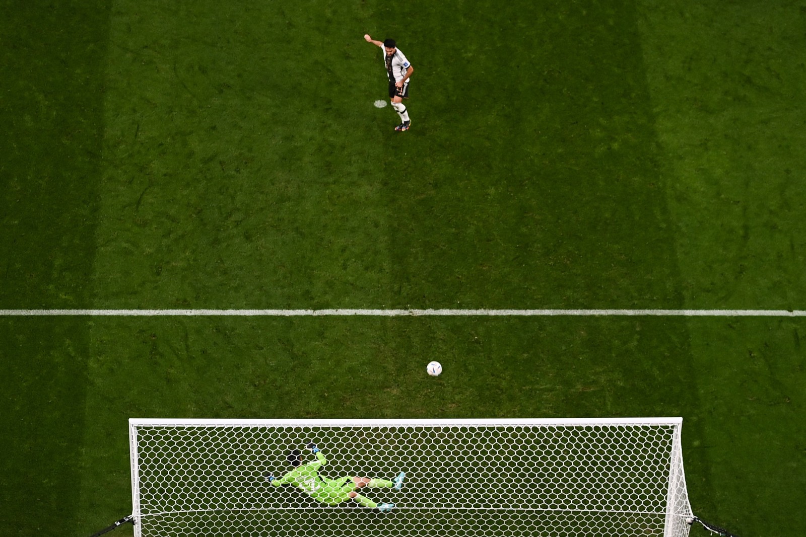 Ilkay Gundogan, da Alemanha, marca gol de pênalti e abre o placar — Foto: Anne-Christine POUJOULAT / AFP