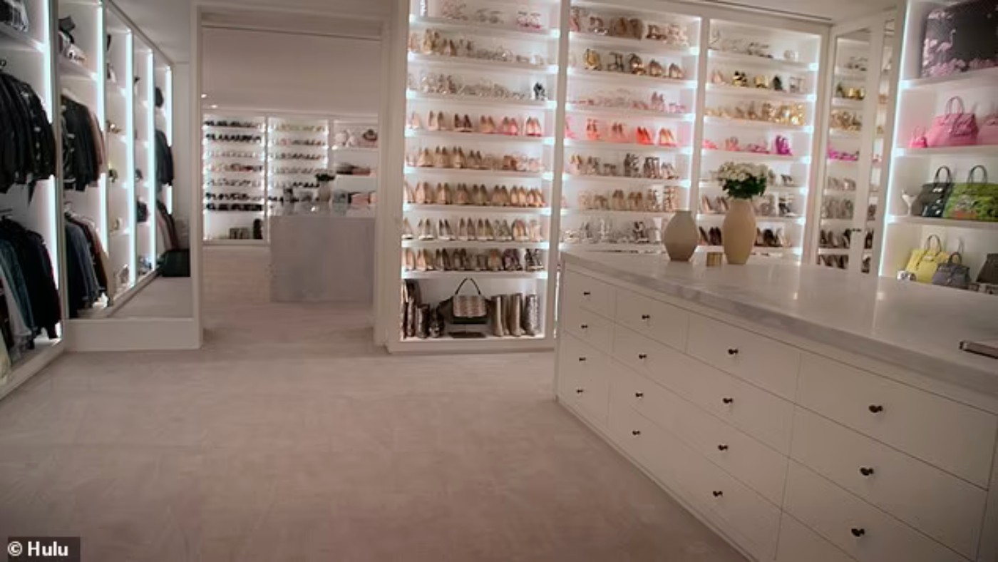 Closet da mansão de Khloe Kardashian — Foto: Reprodução/Hulu