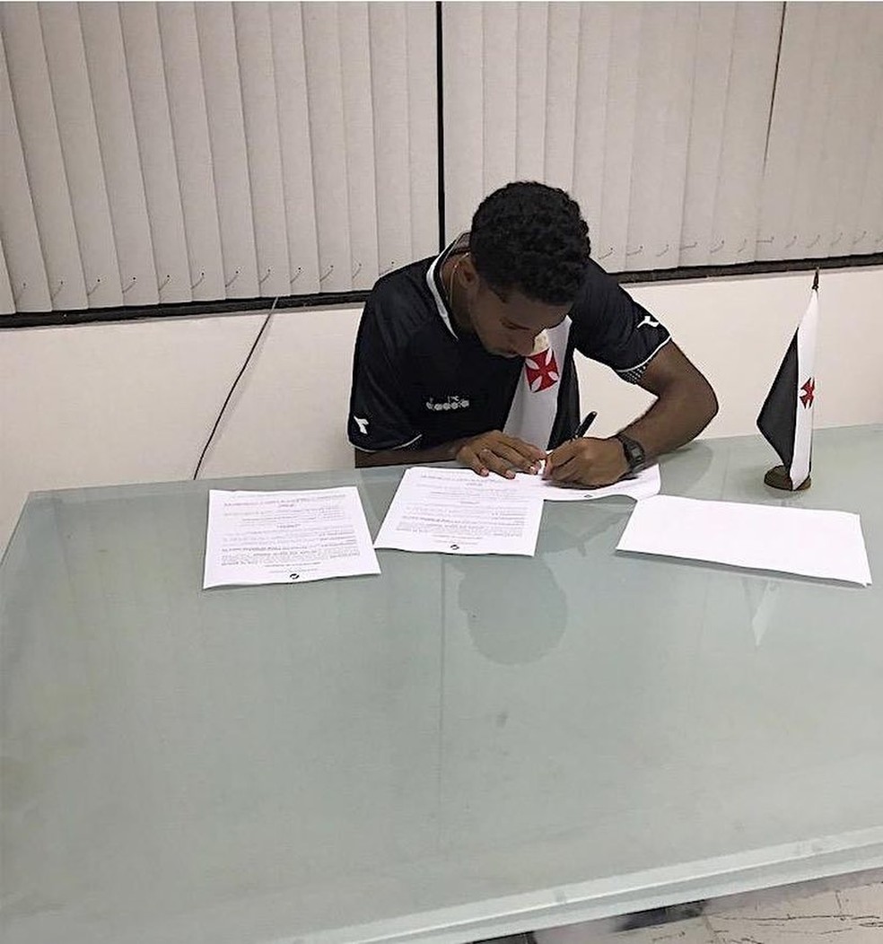 Miranda assinando a renovação de contrato com o Vasco — Foto: Reprodução/Instagram