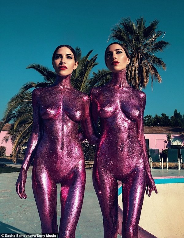 As gêmeas do The Veronicas no making-of da capa do disco (Foto: Divulgação)