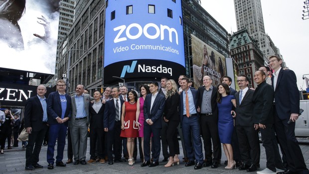 Executivos do Zoom posam em frente ao prédio da NASDAQ durante IPO da empresa, em 2019 (Foto: Kena Betancur/Getty Images)