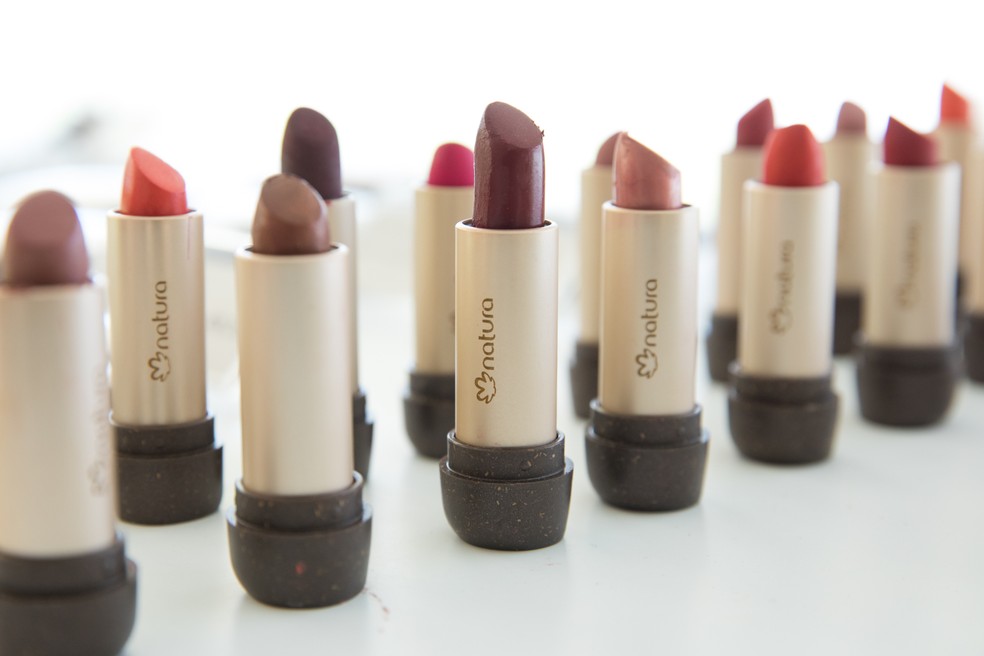 Batons à venda em loja da fábrica em Cajamar (SP) (Foto: Celso Tavares/G1)