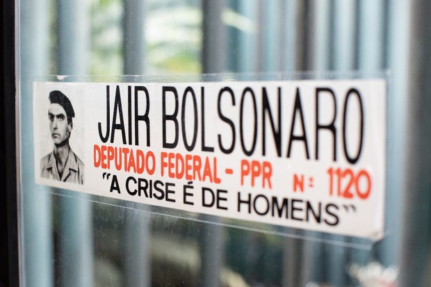 Colado na janela do gabinete, o adesivo de Jair Bolsonaro deputado permaneceu no mandato de Carla (Foto: Luiza Herdy e Laila Varaschin)