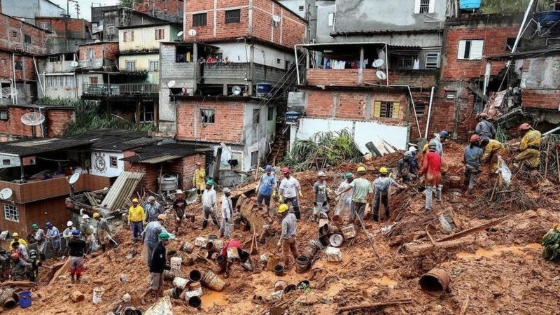 Voluntários e bombeiros procuram vítimas em escombros de deslizamento em Franco da Rocha (Foto: EPA via BBC News)