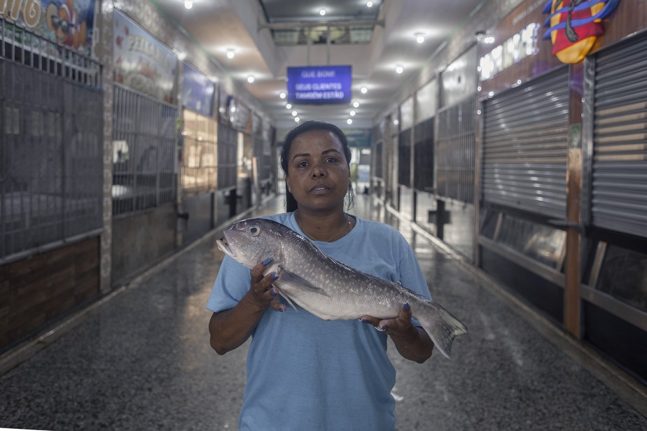 A vendedora de peixes Tatiana Alves afirma que o movimento de clientes está baixo