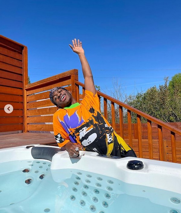 Um das fotos do álbum compartilhado pelo rapper Lil Nas X mostrando a casa comprada por ele (Foto: Instagram)