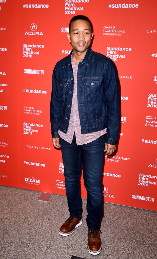 John Legend: destaque para a camisa no look total jeans (Foto: Getty Images)
