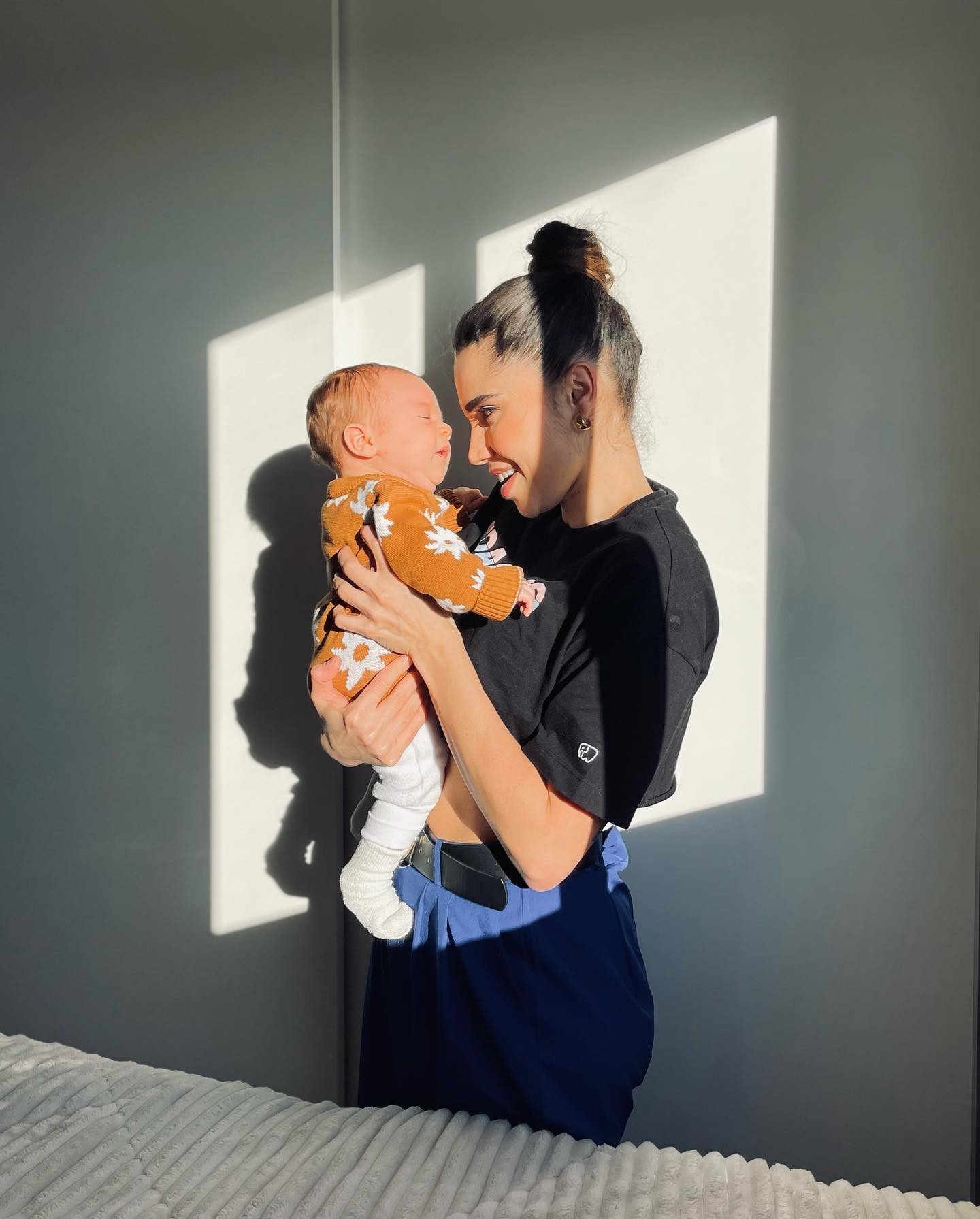 Paula Amorim posa com o filho, Theo, em clique no sol (Foto: Reprodução / Instagram)