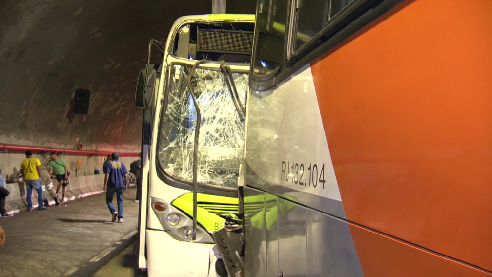 Ônibus fica com a frente destruída após acidente no túnel Marcello Alencar — Foto: Reprodução/TV Globo