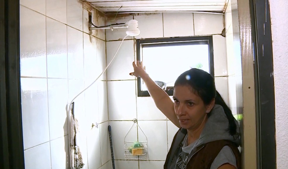 Dona de casa mostra manchas no banheiro por causa das infiltrações (Foto: Ronaldo Oliveira/EPTV)