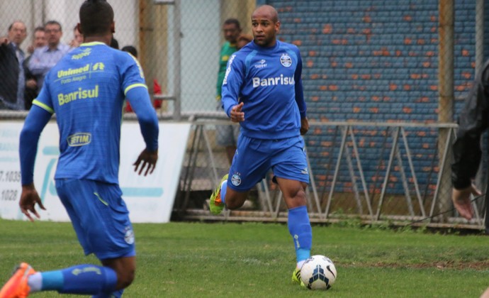 Grêmio se reapresenta após derrota com treino de reservas sob chuva