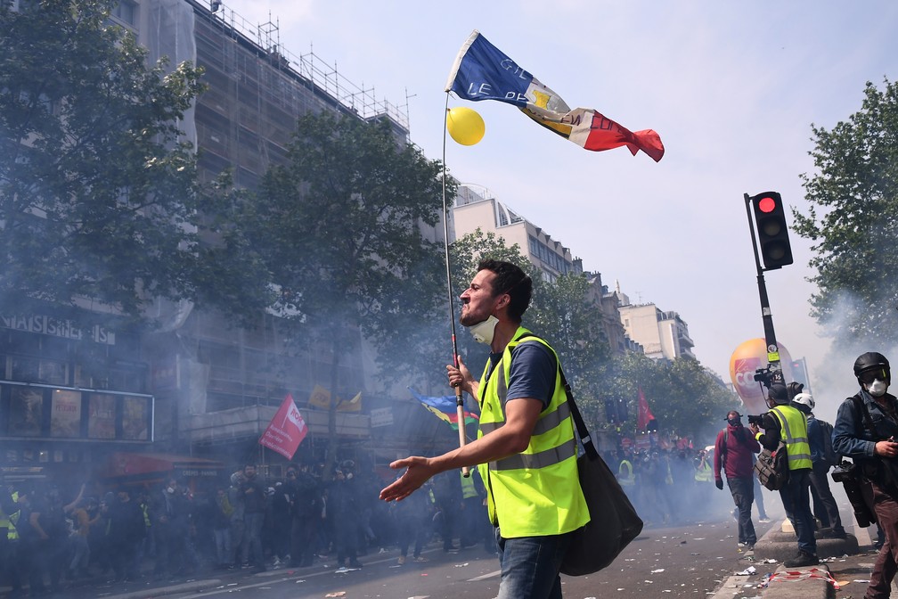 Um manifestante "colete amarelo" em confronto com a polícia antes antes do início das manifestações do Dia do Trabalho, nesta quarta-feira (1º). — Foto: Anne-Christine Poujoulat / AFP