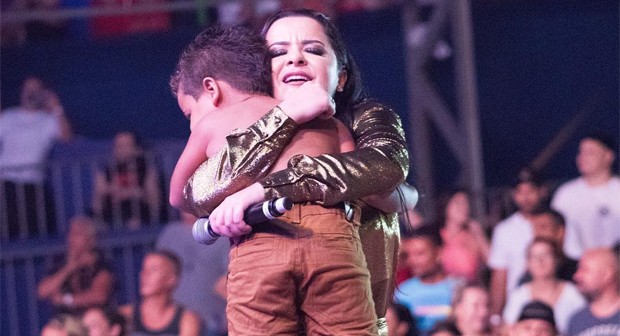 Maraísa abraça fã mirim em show (Foto: Reprodução / Instagram)