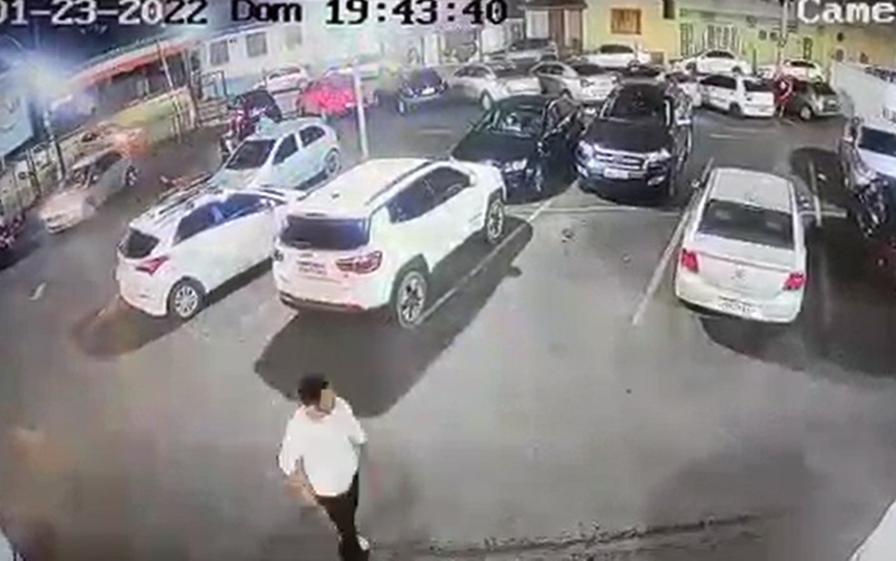 Homem é preso por tentar aplicar golpe da 'mangueira do combustível' em estacionamento de supermercado — Foto: Reprodução