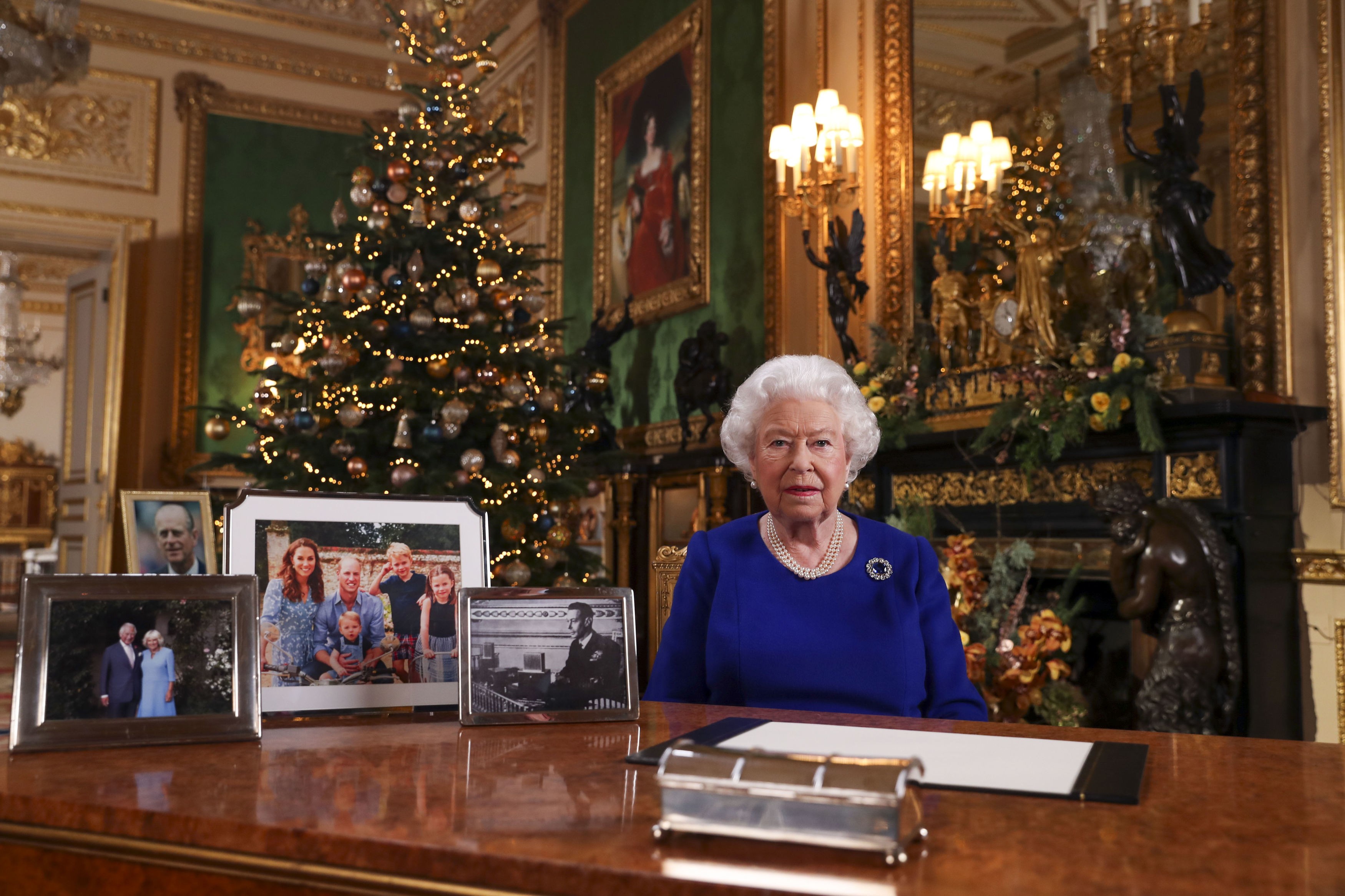 A Rainha Elizabeth II em sua mensagem natalina de 2019, sem nenhuma foto do Príncipe Harry ao seu redor (Foto: Getty Images)
