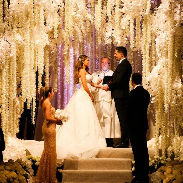 Sofia Vergara e Joe Manganiello trocando alianças (Foto: Reprodução/Instagram) Sofia Vergara e Joe Manganiello trocando alianças (Foto: Reprodução/Instagram)