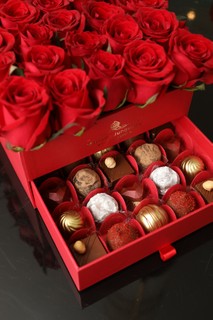 A empresária e cake designer Mariana Junqueira preparou uma caixa com rosas vermelhas com uma gavetinha surpresa com 25 bombons e trufas sortidas | R$ 658,80 | @marianafrancojunqueira