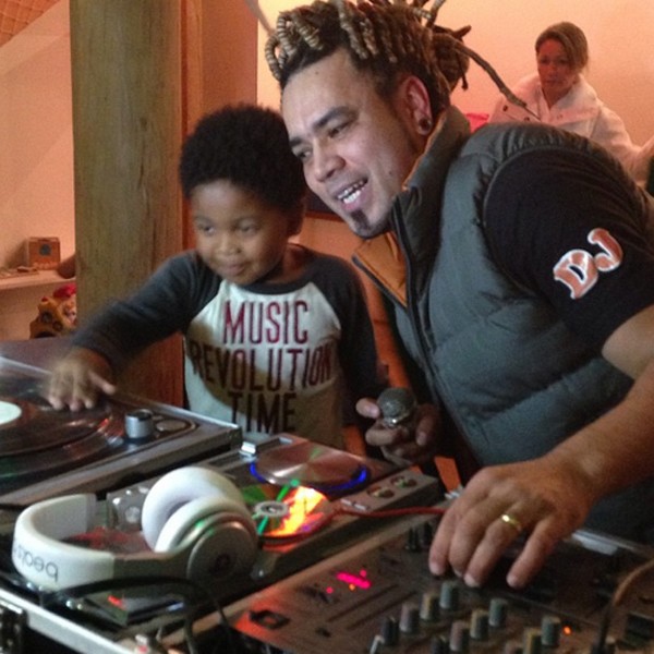 Gabriel brinca na mesa de som ao lado do DJ Samucca Dread  (Foto: Reprodução/Instagram)