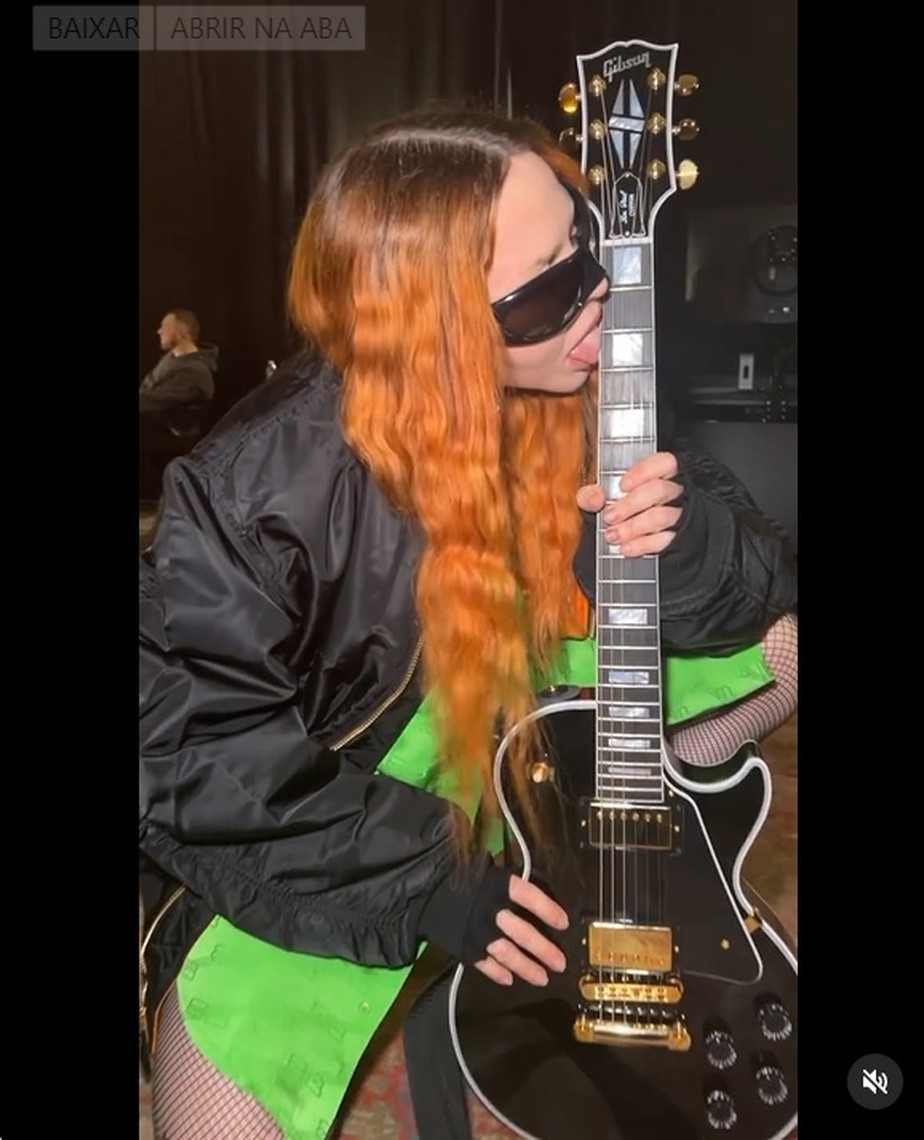 Madonna lambe guitarra durante ensaio