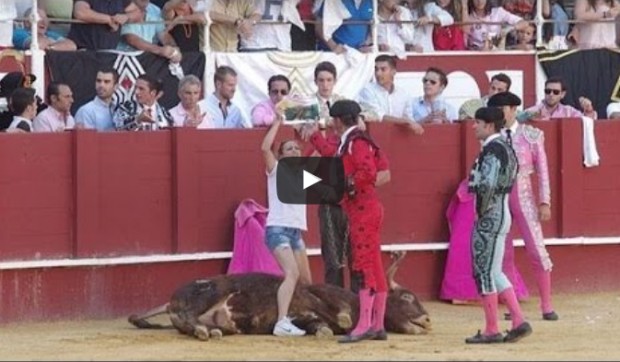 Ativista invade tourada para socorrer animal ferido na Espanha (Foto: Reprodução/YouTube)