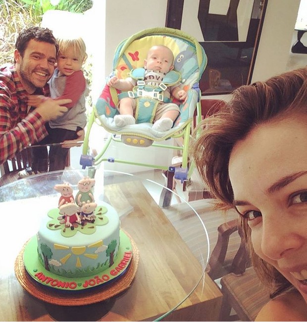 Regiane Alves com o marido e os filhos (Foto: Reprodução/Instagram)