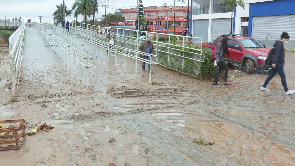 Chuva deixa ruas sujas em Franco da Rocha — Foto: Reprodução/TV Globo