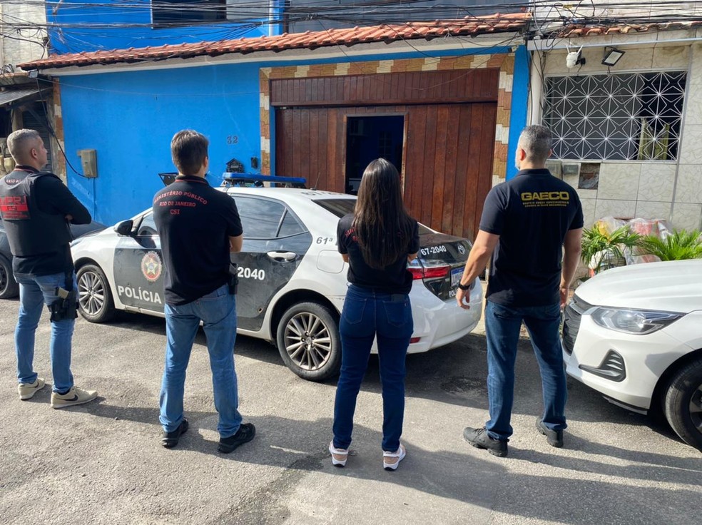 Agentes do Gaeco na casa do policial civil Alcino Luiz Costa Pereira, em Nova Iguaçu — Foto: Reprodução