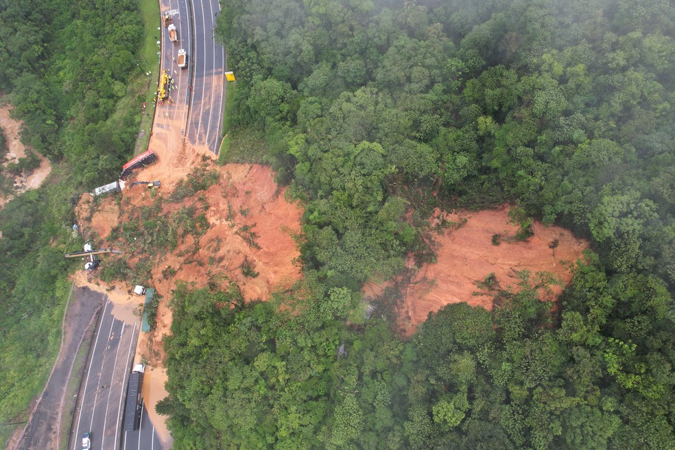 Imagem aérea mostra situação, na quarta-feira (30), de local de deslizamento de terra na BR-376 — Foto: Adryel Pabst/Prefeitura de Garuva
