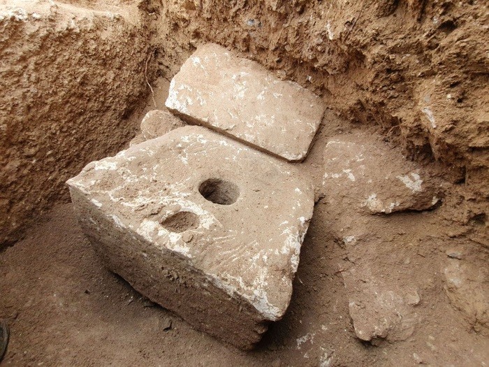 O assento sanitário de 2,7 mil anos feito de pedra  (Foto: Yoli Schwart/The Israel Antiquities Authority)