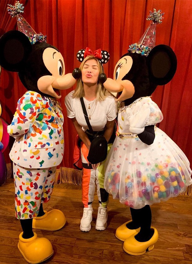 Lorena entre Mickey e Minnie Mouse (Foto: Reprodução/Instagram)
