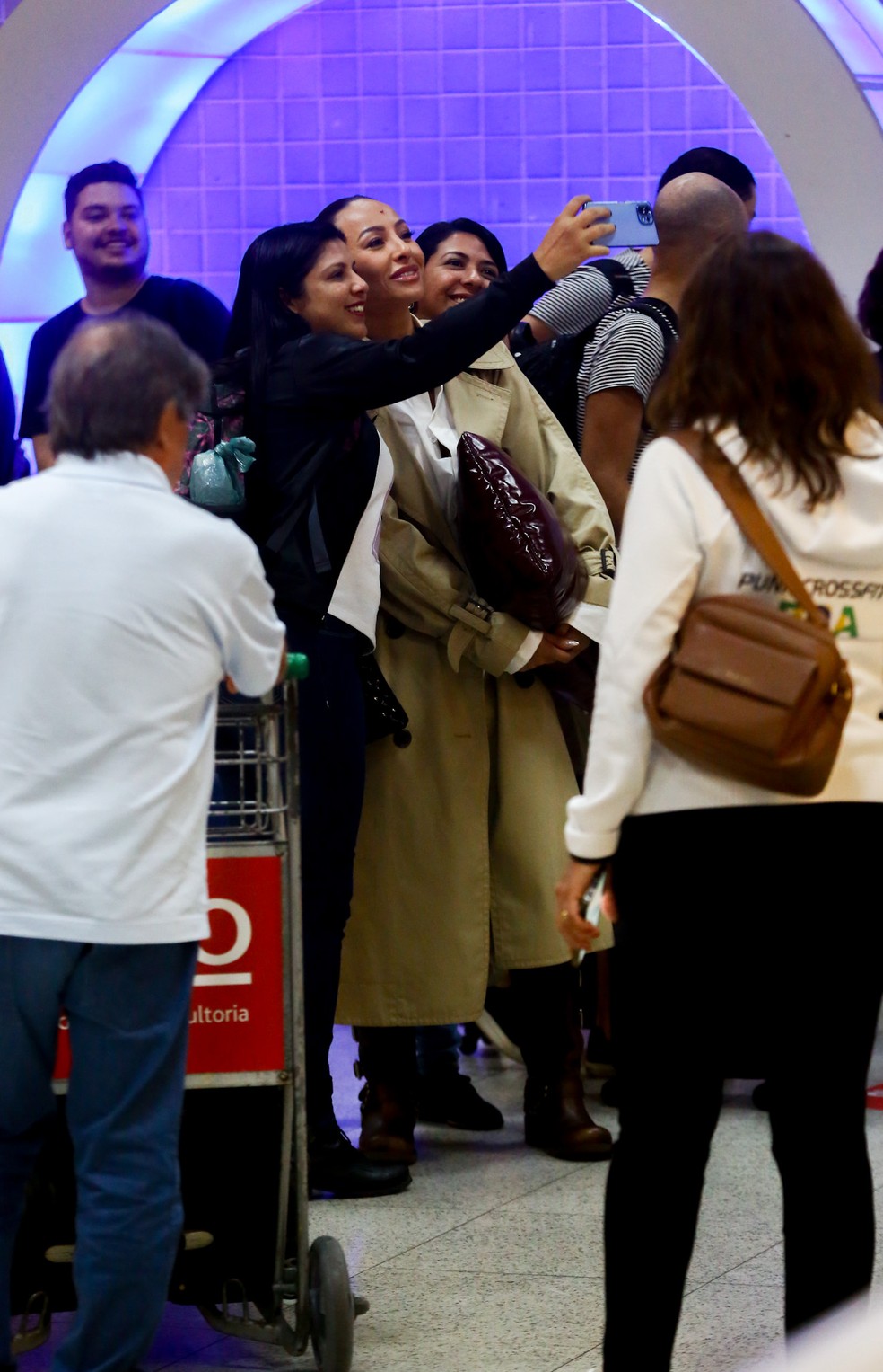 Simptica, Sabrina Sato atendeu a pedidos de fs para selfie   Foto: Vitor Pereira/Agnews