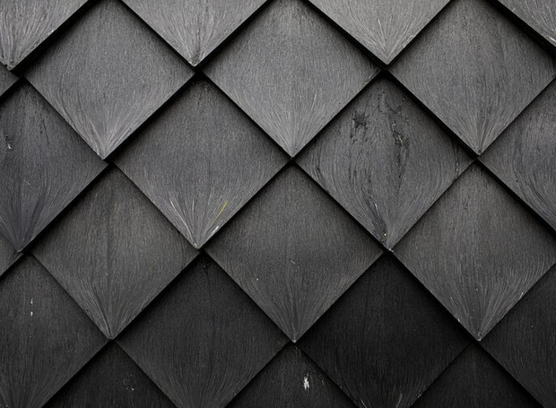 Os azulejos seguem um padrão de formatos hexagonais e de nuances variadas de cinza (Foto: Pretty Plastic / Reprodução)