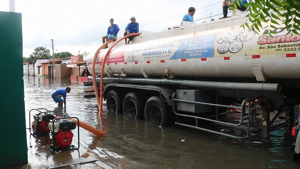Carros-pipa sugam a água empossada nos bairros mais afetados pelas chuvas no litoral do Piauí — Foto: TV Clube