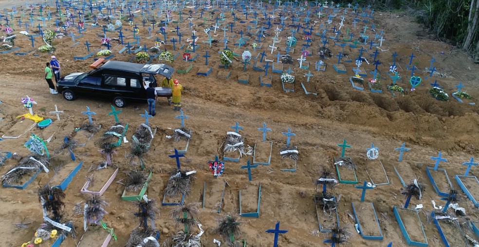 Enterro realizado em Manaus, na segunda-feira, 28 de dezembro. — Foto: Reprodução